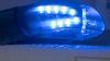 Ein Blaulicht leuchtet auf dem Dach einer Polizeistreife.