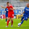 Philipp Hofmann (KSC 33) im Zweikampf gegen Robin Knoche (Union Berlin 31).