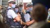 Polizisten kontrollieren die Einhaltung der Maskenpflicht im öffentlichen Nahverkehr.