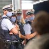 Polizisten kontrollieren die Einhaltung der Maskenpflicht im öffentlichen Nahverkehr.