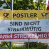 Ein Plakat vor einem Briefzentrum der Post im bayerischen Straubing.