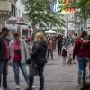 Menschen in einer Einkaufszone in der Berliner Straße in der Innenstadt von Gütersloh.