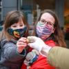 Vielerorts gilt momentan eine Maskenpflicht. Das soll vor allem andere Menschen vor einer Ansteckung mit dem Coronavirus schützen.