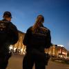 Einsatzkräfte der Polizei stehen am Abend nach den Ausschreitungen auf dem Stuttgarter Schlossplatz.