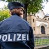 Eine Polizistin steht vor der Synagoge im bayerischen Straubing. Eine Polizistin steht vor der Synagoge im bayerischen Straubing.
