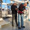 Mit Sicherheitsgurt geht es auf das Riesenrad. Mit Sicherheitsgurt geht es auf das Riesenrad.