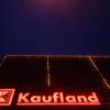 Blick auf ein Kaufland-Schriftzug an einer Filiale.