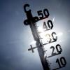 Ein der direkten Sonne ausgesetztes Thermometer zeigt knapp 40 Grad an. (Symbolbild).