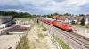 Ein Personenzug passiert die Tunnelbaustelle an der Rheintalbahn bei Rastatt-Niederbühl.
