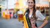 Laetitia Nees mit Krone auf dem Kopf und Bierkrug in der Hand.