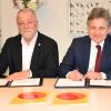 Oberbürgermeister Frank Mentrup (Karlsruhe) und Bürgermeister Franz Masino (Waldbronn) bei der Unterzeichnung des Kooperationsvertrags zum Karlsruher Pass ab 65 Jahren.