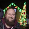 Thorsten Grüger steht vor seinem weihnachtlich beleuchteten Haus in Karlsruhe.