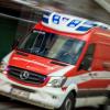 Ein Rettungswagen fährt durch die Innenstadt.