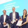 Von links: Carsten Körnig (BSW-Solar) hat den Gewinnern gratuliert, Lars F. Ziegenbein von den Stadtwerken Karlsruhe, und Tina Engelhard von Solar Promotion GmbH, Managerin der Preisverleihung.