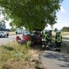 Eine Frau kam mit ihrem Auto ohne fremde Beteiligung von der Straße ab und kollidierte mit einem Baum.