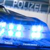 Ein Blaulicht leuchtet auf dem Dach eines Polizeiwagens.