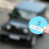 Eine Hand hält einen Designvorschlag des Verkehrsministeriums. Foto: Bernd Weißbrod/Archiv