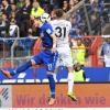 Der Karlsruher Stefan Mugosa (l) und der Hannoveraner Waldemar Anton kämpfen um den Ball.
