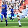 KSC-Profi Florian Kamberi (l) und der Würzbürger David Pisot kämpfen um den Ball.