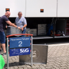 Ladearbeiten: KSC-Busfahrer Thomas Laschuk und Zeugwart Hüseyin Cayoglu vor der Abreise nach Österreich.