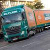 Ein Lang-Lkw fährt im Daimler-Werk in Sindelfingen.