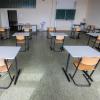Stühle stehen in einem Klassenraum der Robert Bosch Gesamtschule Hildesheim, in dem ab dem 19. April Abiturprüfungen ablegt werden sollen.