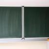 Eine Schultafel steht in einem Klassenzimmer in einer Schule.