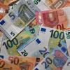 Eurobanknoten liegen auf einem Tisch. Eurobanknoten liegen auf einem Tisch.