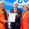Auszeichnung: EMAS ist eine Zertifizierung für nachhaltiges Wirtschaften. Personen von links nach rechts: Britta Wirtz (KMK Geschäftsführerin) , Bernd Bechtold (ehemaliger IHK-Präsident), Jenny Geis (stellv. Hauptgeschäftsführerin IHK Karlsruhe)