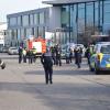 Einsatzkräfte von Polizei, Rettungsdienst und Feuerwehr sind an einer Schule im Einsatz. Einsatzkräfte von Polizei, Rettungsdienst und Feuerwehr sind an einer Schule im Einsatz.