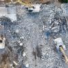 Bagger arbeiten an den letzten Brückenteilen beim Abriss der einsturzgefährdeten Ringbrücke über den Damaschkeplatz in Magdeburg.