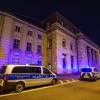Ein mutmaßlicher Augenzeuge sagte einem dpa-Reporter, dass der mutmaßliche Täter direkt mehrere Schüsse abgegeben habe. Ein mutmaßlicher Augenzeuge sagte einem dpa-Reporter, dass der mutmaßliche Täter direkt mehrere Schüsse abgegeben habe.