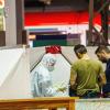Der Sarg mit der Leiche des Mannes wurde später in einem Auto abtransportiert. Der Sarg mit der Leiche des Mannes wurde später in einem Auto abtransportiert.