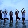 Menschen machen Yoga vor den Feierlichkeiten zum Internationalen Yoga-Tag in Prayagraj in Indien.