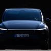 Eine durchgehende LED-Lichtleiste dominiert die Optik der Frontpartie des Tesla Model Y «Juniper».