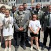 An Fronleichnam fand auf dem Volkacher Marktplatz die Königsproklamation der Schützen statt. Mit von der Partie waren (vorne von links) Maximilian Fuß (Jugendkönig), Roland Wizemann (Schützenkönig), Marla Fuß (Jugend-Ritterin), Bürgermeister Heiko Bäuerlein, (hinten von links) Raphael Danzberger (Jugend-Ritter), Axel Wilms (Fahnenträger), Luca Lobig (Ritter) und Andreas Kaltenbach (Schützenmeister).