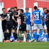 Die Magdeburger Spieler bejubeln ihr zweites Tor in Rostock.