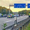 Einsatzkräfte helfen den Betroffenen bei einer Massenkarambolage auf der Autobahn 81.