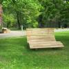 Auf dem Waldsofa kann man es sich im Sitzen oder Liegen gemütlich machen, ein Baum bietet Schatten.