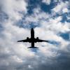 Ein Flugzeug setzt zum Landeanflug an.