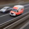 Ein Rettungswagen fährt über eine Autobahn. Ein Rettungswagen fährt über eine Autobahn.
