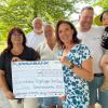 Scheckübergabe der Elterninitiative mit ehemaligen Vorstandsmitgliedern (von links): Jana Lorenz-Eck (Vorsitzende Regenbogen Würzburg), Walter Weinig (1. Vors. Förderverein Schweinfurt), Kerstin Treutlein (2. Vors. Förderverein), Heike Gündisch und Johannes Prowald mit Sohn Bruno