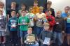 Gruppenfoto der ausgezeichneten Teilnehmenden des Rechenwettbewerbs „Känguru der Mathematik“ mit Schulleiterin Ballas-Mahler. Auf dem Bild fehlen vier weitere Preisträger.