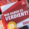 Mitglieder der IG Metall kämpfen bei einem Warnstreik für mehr Lohn.