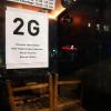 Ein Hinweisschild an einem Restaurant weist auf die 2G-Regel hin.
