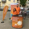 Die Mitarbeiterinnen und Mitarbeiter der Stadtwerke Karlsruhe sind in den kommenden Wochen im Außendienst bei den Bürgern in der Oststadt zu finden. Sie sind direkte Ansprechpartner für KA Glasfaser in der Oststadt und freuen sich schon auf die Fragen der Anwohner