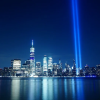 Tribute in Light: Um die Toten und die gefallenen Türme zu würdigen werden in New York seit 2014 jedes Jahr am ehemaligen Standort des World Trade Centers zwei Lichtstrahlen in den Himmel gesandt.