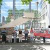 Aktivsten stehen während einer symbolischen Protestaktion am Weltflüchtlingstag zur Unterstützung mehrerer Klagen von Afghanen gegen die Bundesregierung vor dem Auswärtigen Amt.