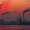 Aufsteigender Rauch aus Fabrikschornsteinen: Bis zum Jahr 2040 soll bereits ein Rückgang des klimaschädlichen Ausstoßes um 88 Prozent erreicht sein.