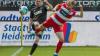 Heidenheims Marc Schnatterer (r) und Karlsruhes Sebastian Jung kämpfen um den Ball.